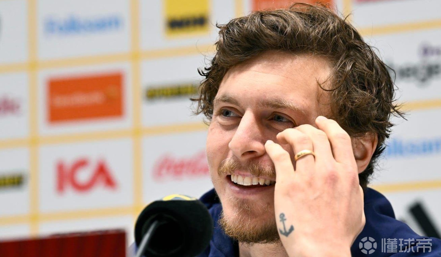 林德洛夫：无法说莱万和哲凯谁更强，但赛后哲凯会笑着走下球场