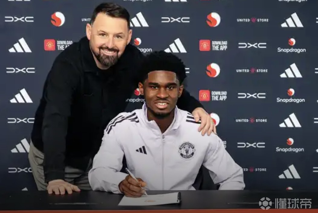 官方：曼联与19岁边后卫卡马森续约至2028年