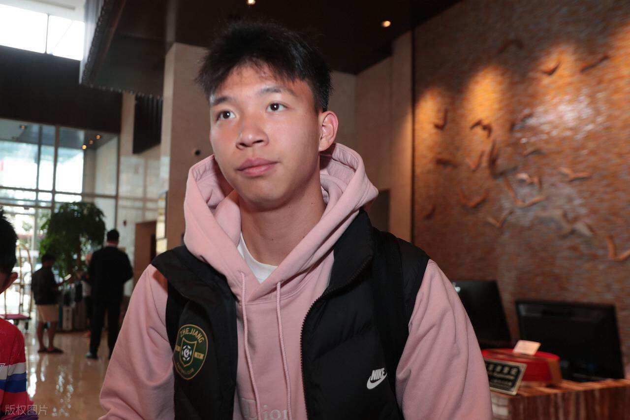 英超伯恩利高层承认曾想引进王钰栋，结果转会费太高，未能如愿