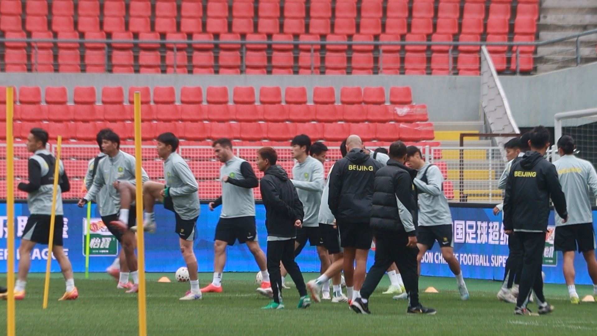 国安上午在铁西体育场进行踩场训练